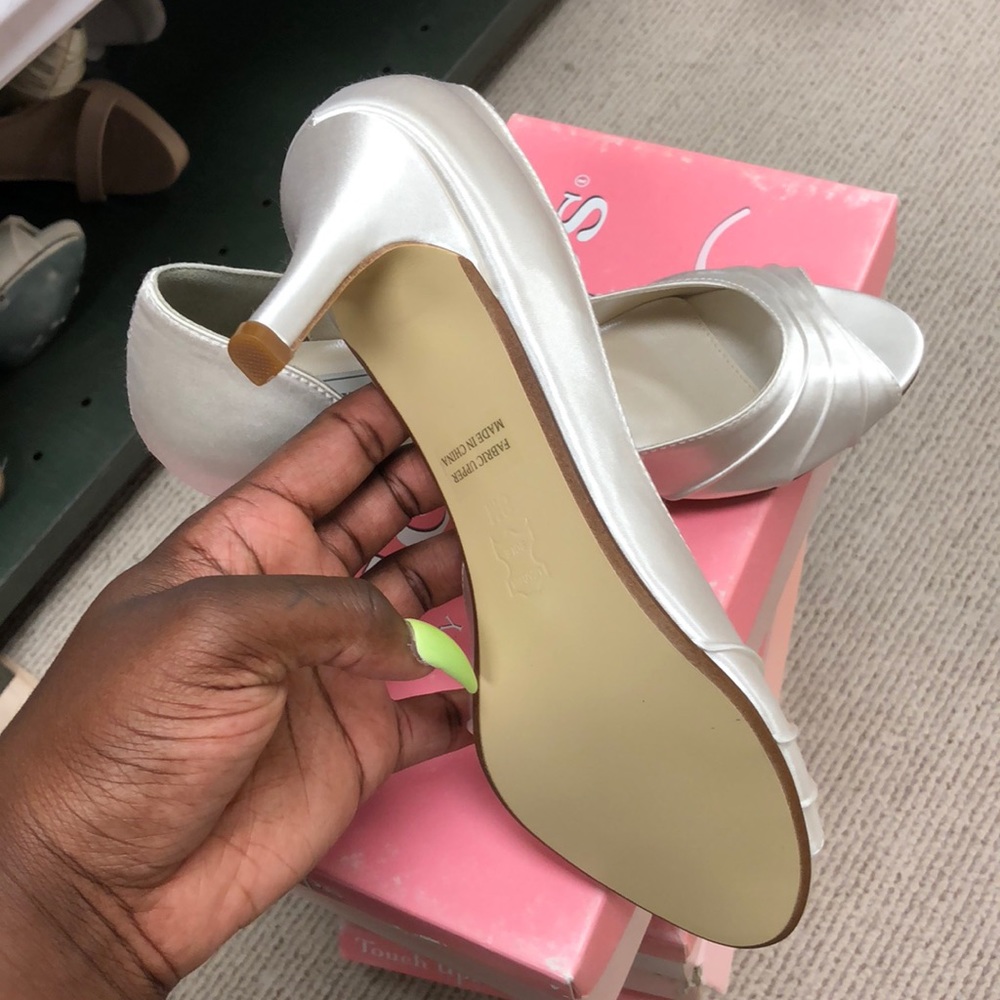 Touch Ups Pumps - Picture 7 of 7
